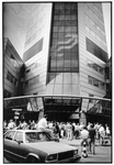 406870 Afbeelding van een protestactie van taxichauffeurs bij het hoofdkantoor van N.S. (HGB IV) aan de Laan van ...